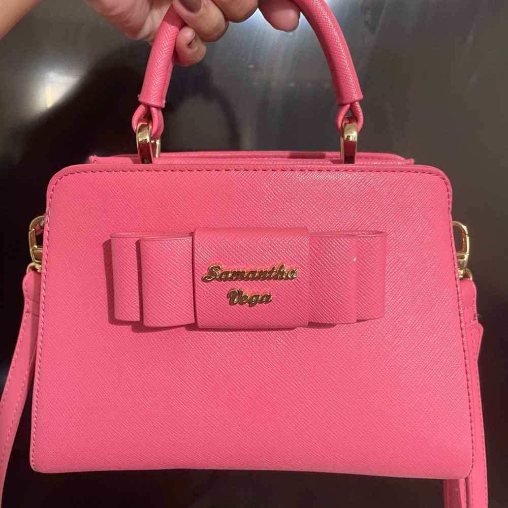 Authentic Samantha Vega in brand new condition!! super cute crossbody handbag